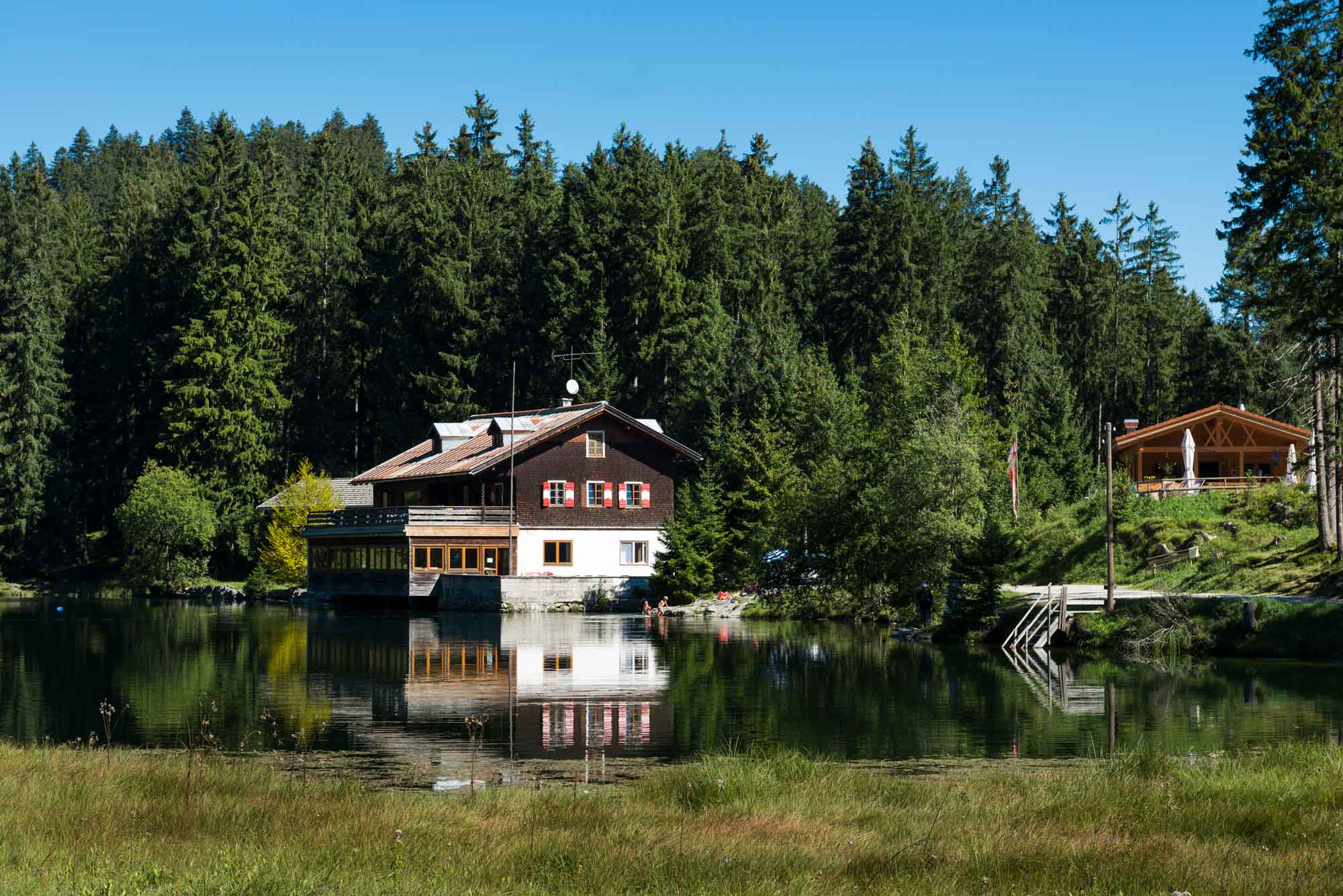 idyllische Hütte am See umgeben von Wald